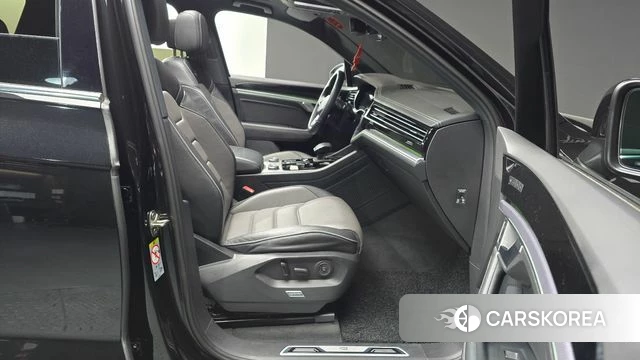 Volkswagen Touareg 3rd generation 2023 Черный из Кореи, фото 2