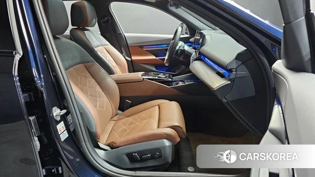 BMW 5 Series (G60) 2023 Черный из Кореи, фото 2