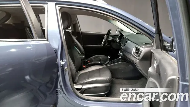 Kia Stonic 2018 Синий из Кореи, фото 2