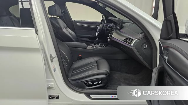 BMW 5 Series (G30) 2022 Белый из Кореи, фото 2