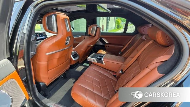 BMW 7 Series (G70) 2023 Черный из Кореи, фото 2