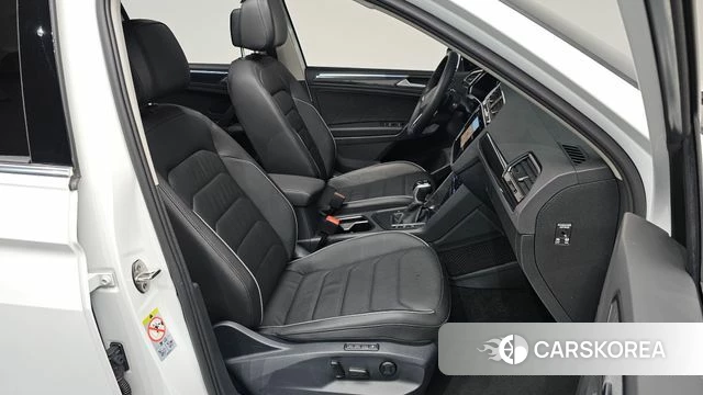 Volkswagen Tiguan second Generation 2024 Белый из Кореи, фото 2