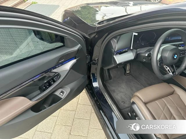BMW 5 Series (G60) 2025 Черный из Кореи, фото 2