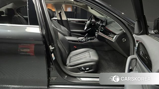 BMW 5 Series (G30) 2018 Серый из Кореи, фото 2