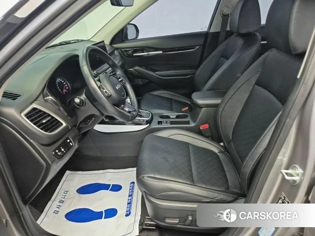 Kia Seltos 2022 Серебристо-серый из Кореи, фото 2