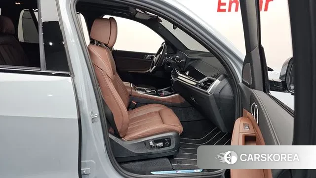 BMW X5 (G05) 2025 Светло-серебряный цвет из Кореи, фото 2