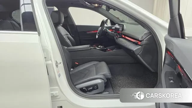 BMW 5 Series (G60) 2024 Белый из Кореи, фото 2