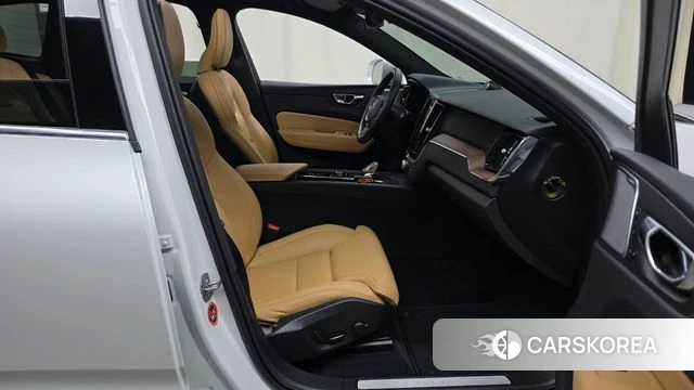 Volvo XC60 second Generation 2024 Белый из Кореи, фото 2