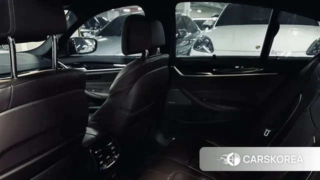 BMW 5 Series (G30) 2023 Белый из Кореи, фото 2