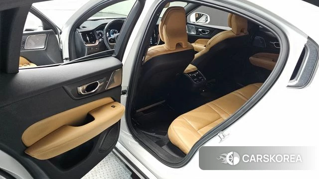 Volvo S60 3rd generation 2021 Белый из Кореи, фото 2