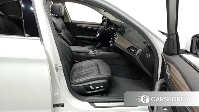 BMW 5 Series (G30) 2018 Белый из Кореи, фото 2