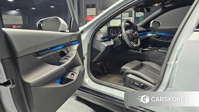 BMW 5 Series (G60) 2025 Светло-серебряный цвет из Кореи, фото 2