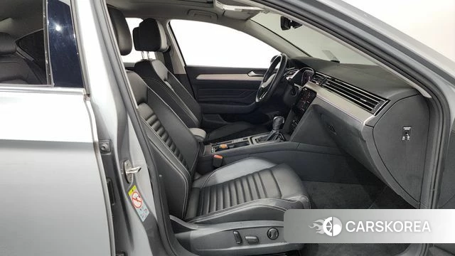 Volkswagen Passat GT (B8) 2021 Серебряный из Кореи, фото 2