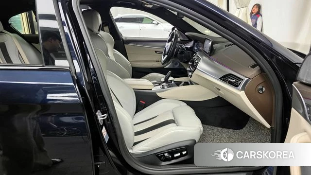 BMW 5 Series (G30) 2019 Черный из Кореи, фото 2