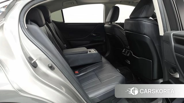 Lexus ES300h 7th generation 2022 Серебристо-серый из Кореи, фото 2
