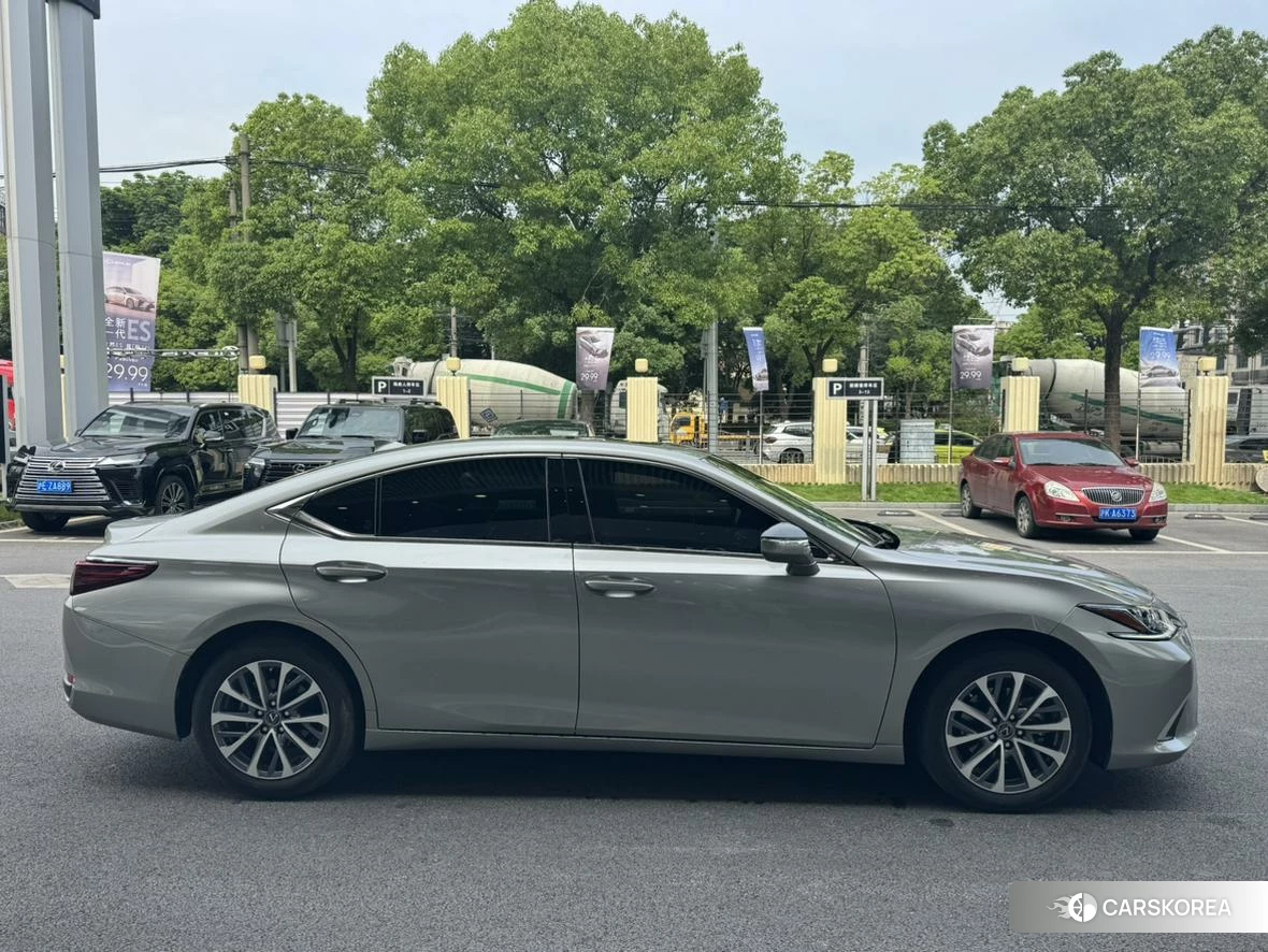 Lexus ES 2021 Серебристо-серый из Китая, фото 2
