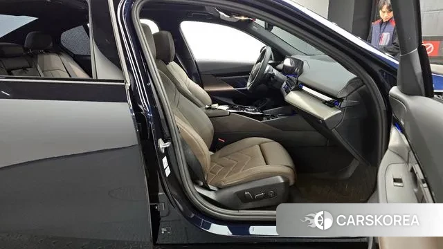 BMW 5 Series (G60) 2024 Черный из Кореи, фото 2