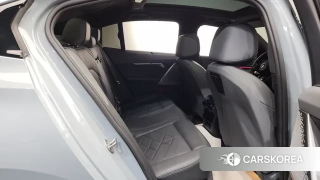 BMW 5 Series (G60) 2024 Светло-серебряный цвет из Кореи, фото 2