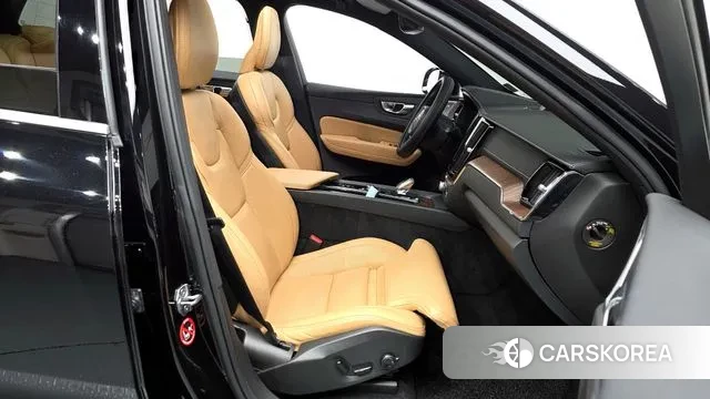 Volvo XC60 second Generation 2021 Черный из Кореи, фото 2