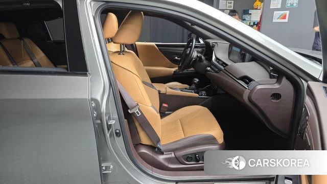 Lexus ES300h 7th generation 2021 Песочный из Кореи, фото 2