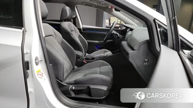 Volkswagen Golf 8th Generation 2022 Белый из Кореи, фото 2