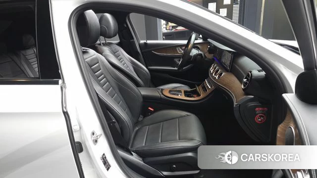 Mercedes-Benz E-Class W213 2023 Белый из Кореи, фото 2