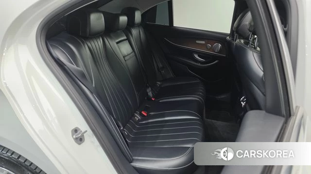 Mercedes-Benz E-Class W213 2018 Белый из Кореи, фото 2