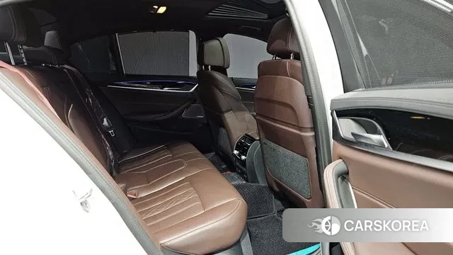 BMW 5 Series (G30) 2023 Белый из Кореи, фото 2