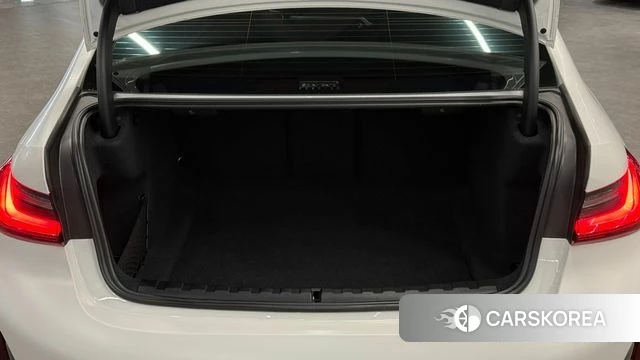 BMW 3 Series (G20) 2023 Белый из Кореи, фото 2