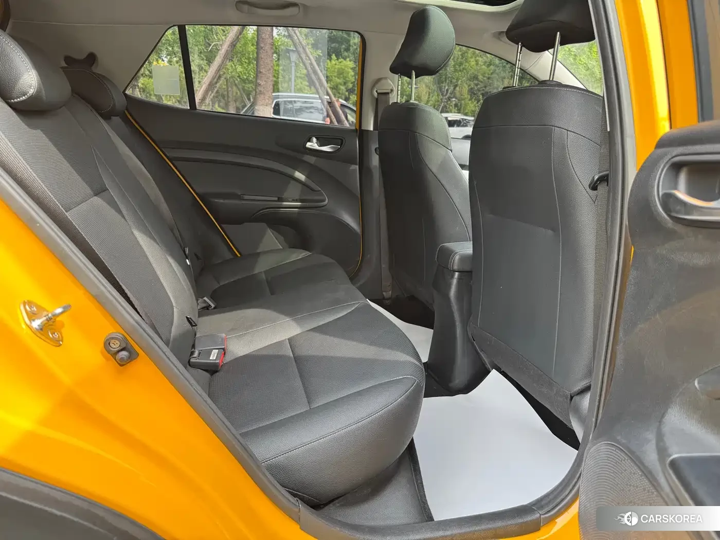 Kia KX1 2022 Yellow/orange из Китая, фото 2