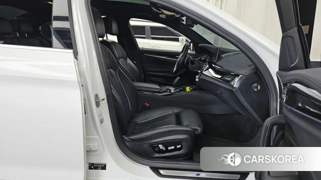 BMW 5 Series (G30) 2018 Белый из Кореи, фото 2