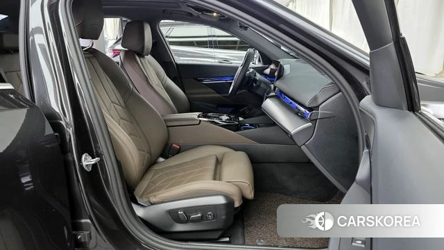 BMW 5 Series (G60) 2025 Серый из Кореи, фото 2