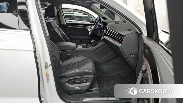 Volkswagen Touareg 3rd generation 2025 Белый из Кореи, фото 2