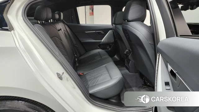 BMW 5 Series (G60) 2024 Белый из Кореи, фото 2