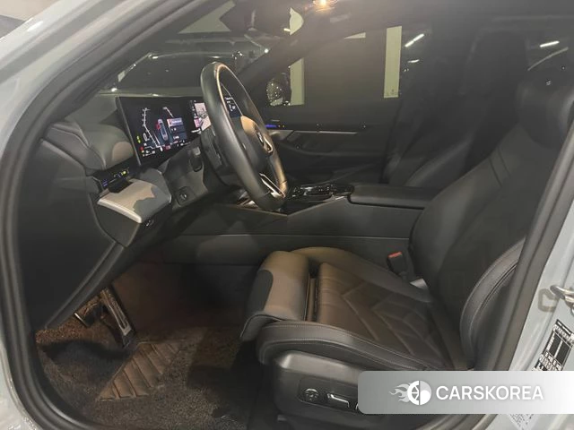BMW 5 Series (G60) 2024 Светло-серебряный цвет из Кореи, фото 2