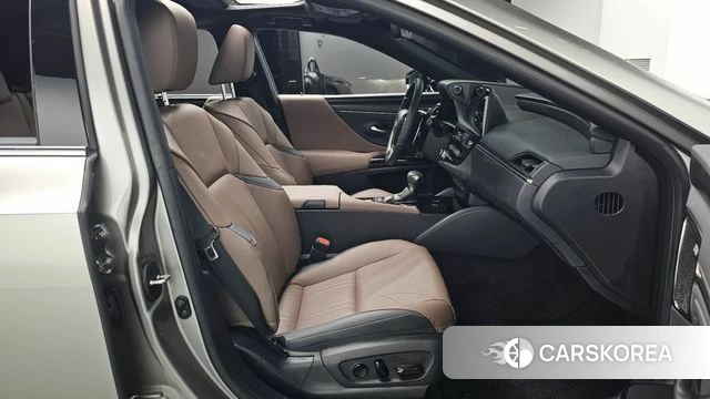 Lexus ES300h 7th generation 2023 Серебристо-серый из Кореи, фото 2