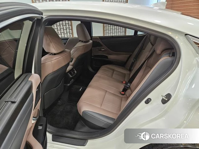 Lexus ES300h 7th generation 2025 Жемчужный цвет из Кореи, фото 2