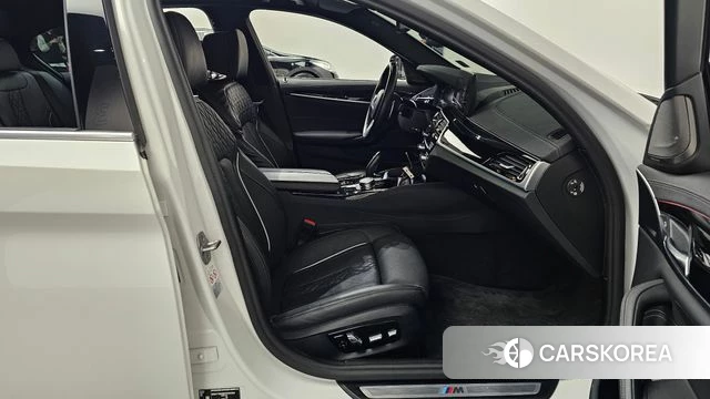 BMW 5 Series (G30) 2023 Белый из Кореи, фото 2