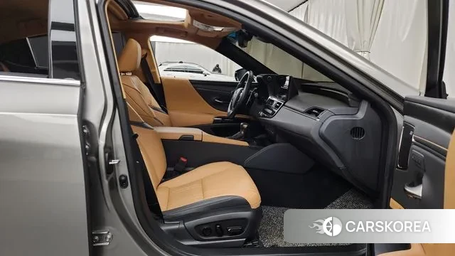 Lexus ES300h 7th generation 2024 Серебристо-серый из Кореи, фото 2