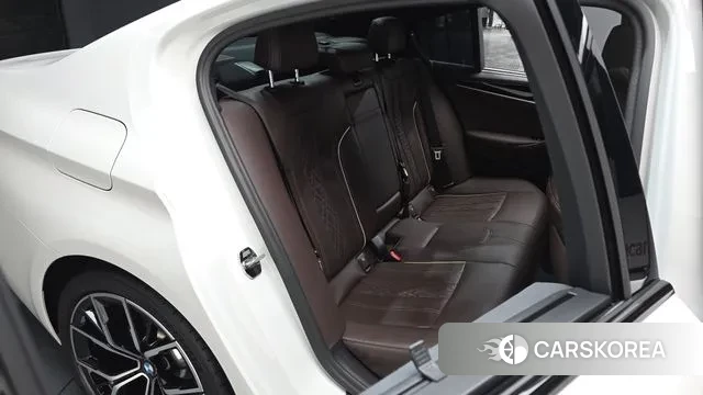 BMW 5 Series (G30) 2023 Белый из Кореи, фото 2