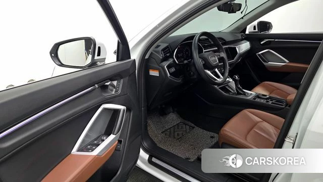Audi Q3 (F3) 2023 Белый из Кореи, фото 2