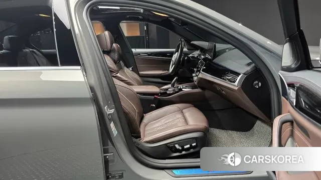BMW 5 Series (G30) 2021 Серебристо-серый из Кореи, фото 2