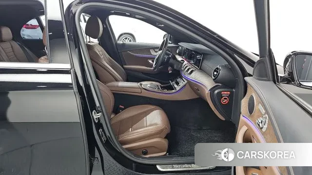 Mercedes-Benz E-Class W213 2023 Черный из Кореи, фото 2