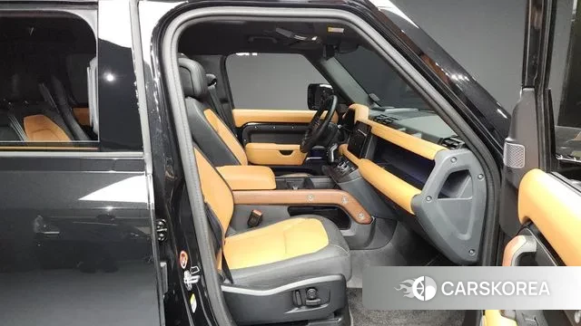 Land Rover Defender (L663) 2024 Черный из Кореи, фото 2