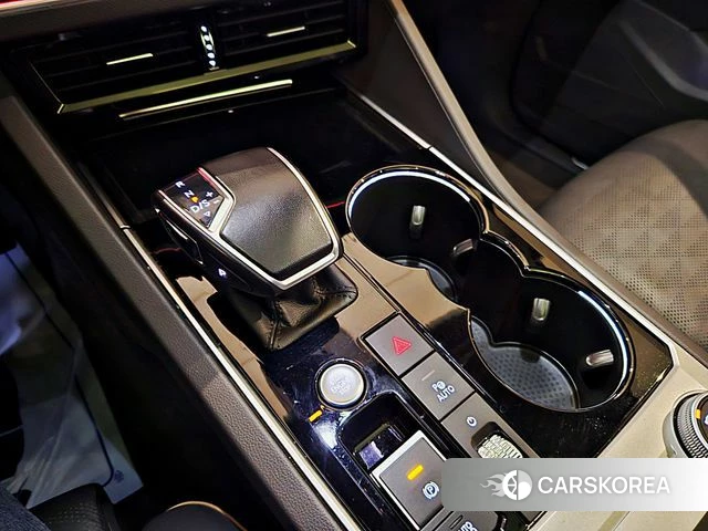 Volkswagen Touareg 3rd generation 2023 Белый из Кореи, фото 2