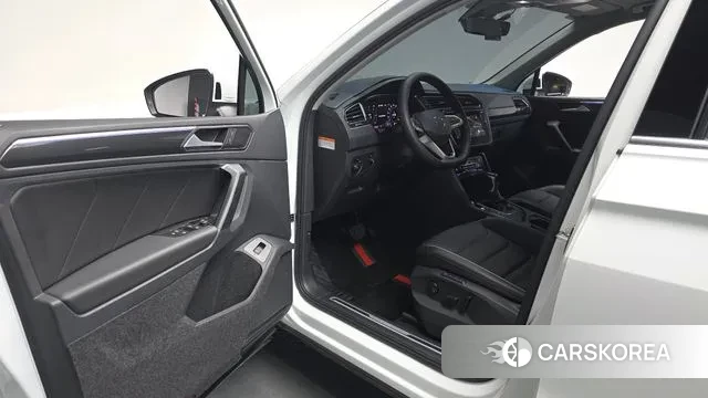 Volkswagen Tiguan second Generation 2024 Белый из Кореи, фото 2