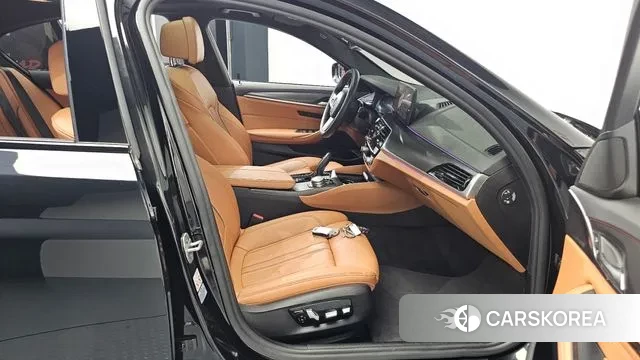 BMW 5 Series (G30) 2021 Черный из Кореи, фото 2