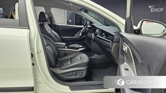Kia Niro Plus 2022 Белый из Кореи, фото 2