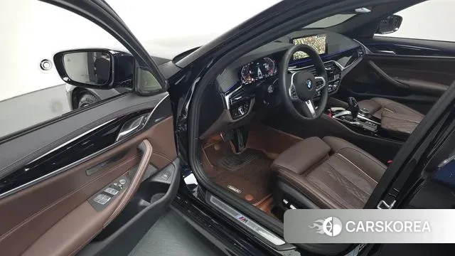 BMW 5 Series (G30) 2023 Черный из Кореи, фото 2