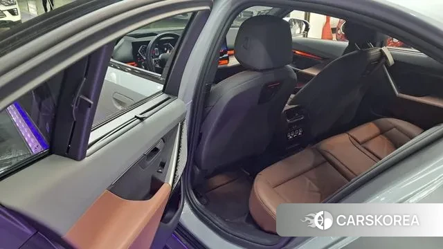 BMW 5 Series (G60) 2024 Цвет галактики из Кореи, фото 2